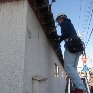 雨樋の吊り金具の取り付け