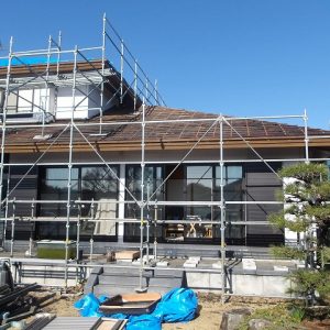 瓦が取り外された屋根