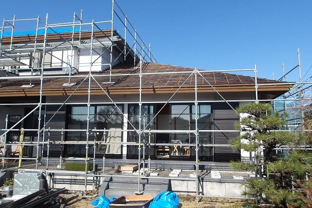 瓦が取り外された屋根