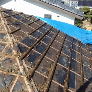 瓦が取り外された現状の屋根