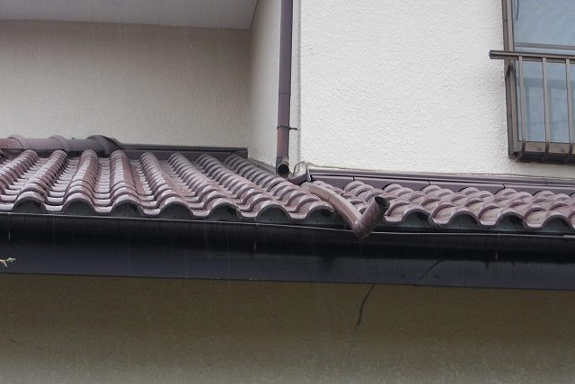 外れた雨樋
