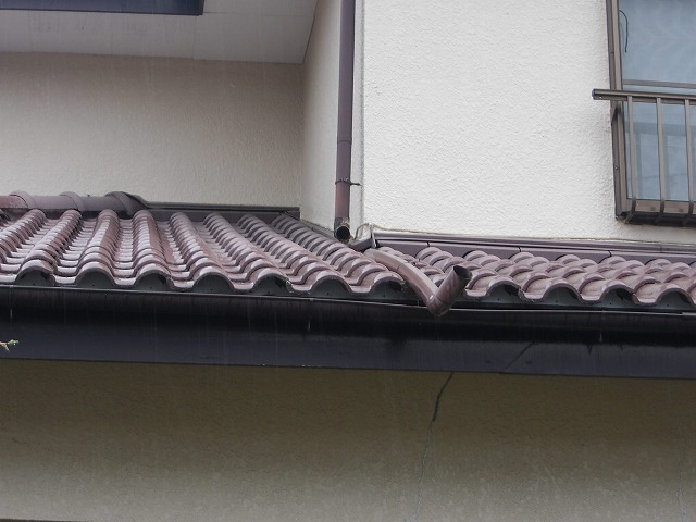 外れた雨樋