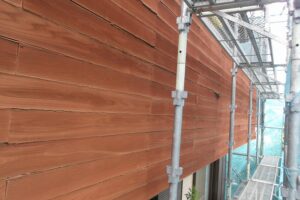 破損しているベランダ外壁