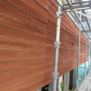 破損しているベランダ外壁