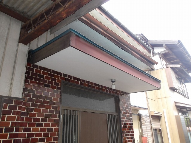 経年劣化で痛んでいる玄関