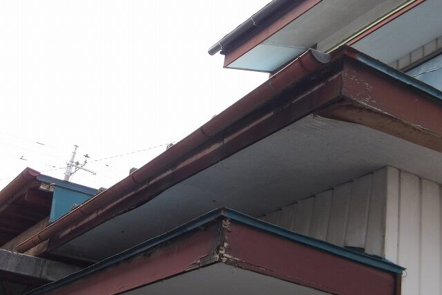 傷んでいる破風板