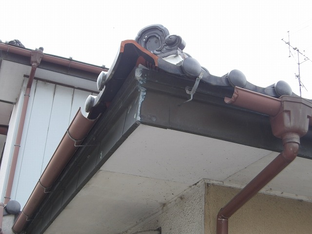 ぶつけられて破損した軒樋の角部分