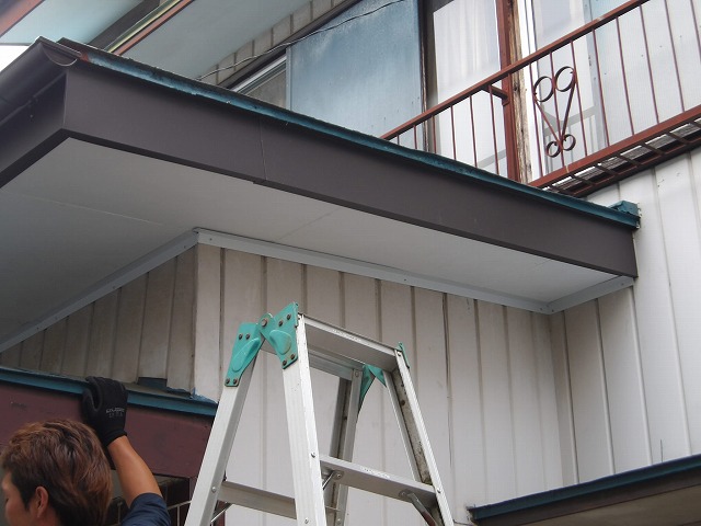 綺麗に直した玄関の破風板