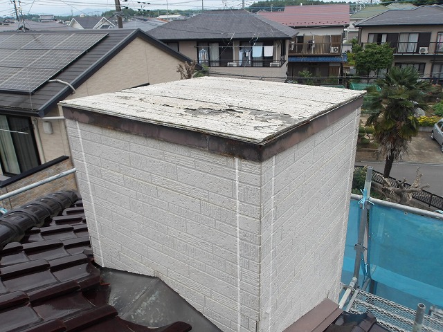 劣化した煙突笠木