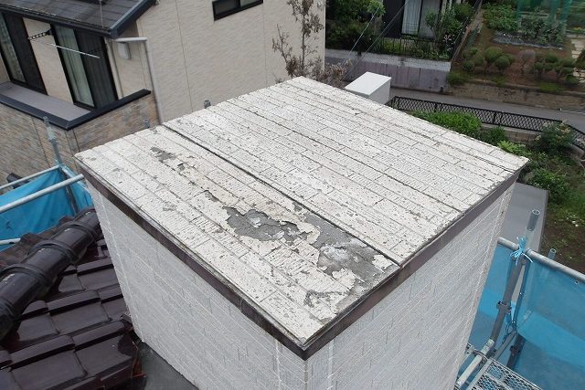 劣化した煙突笠木