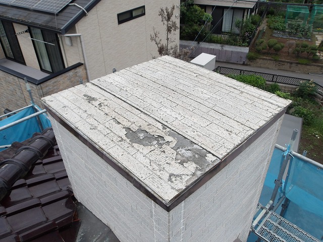 劣化した煙突笠木