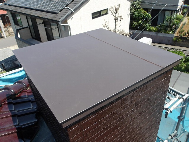 新規交換した煙突の笠木
