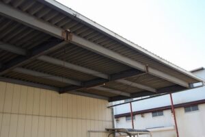 雨漏れしている軒継ぎて