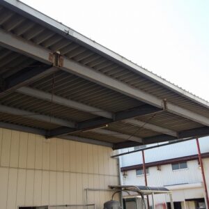 雨漏れしている軒継ぎて