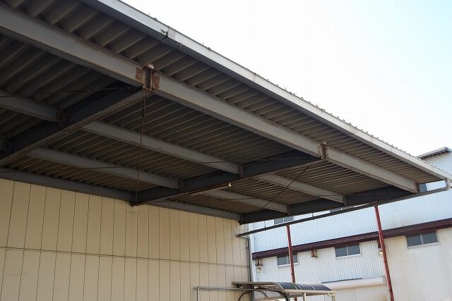 雨漏れしている軒継ぎて