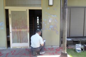 入口玄関落書き