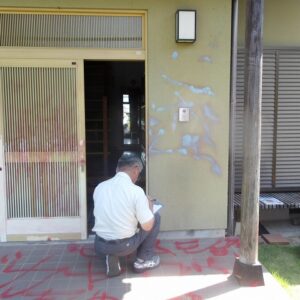 入口玄関落書き