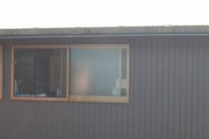 窓の奥が雨漏れ