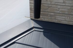 竪樋の下が外れている