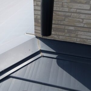 竪樋の下が外れている