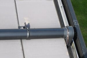 金具で止め直した這樋