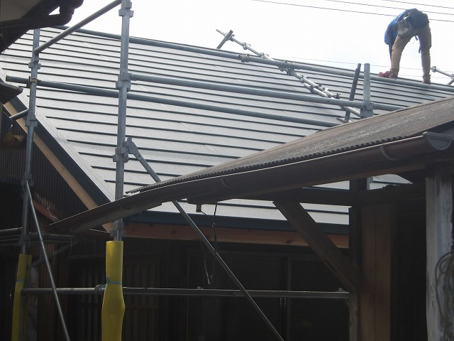 屋根施工中