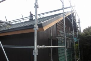 屋根施工中