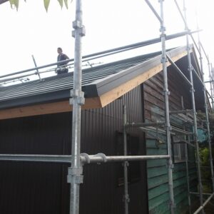 屋根施工中