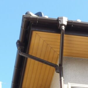 角が壊れた軒樋の写真