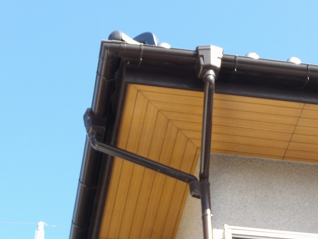 角が壊れた軒樋の写真