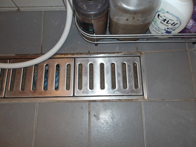 完成した排水溝の目皿