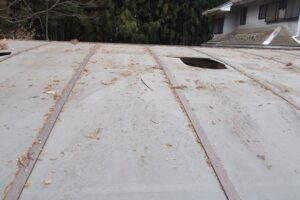 破損している屋根