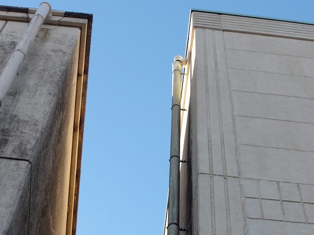 右側の竪樋の上部が外れています。