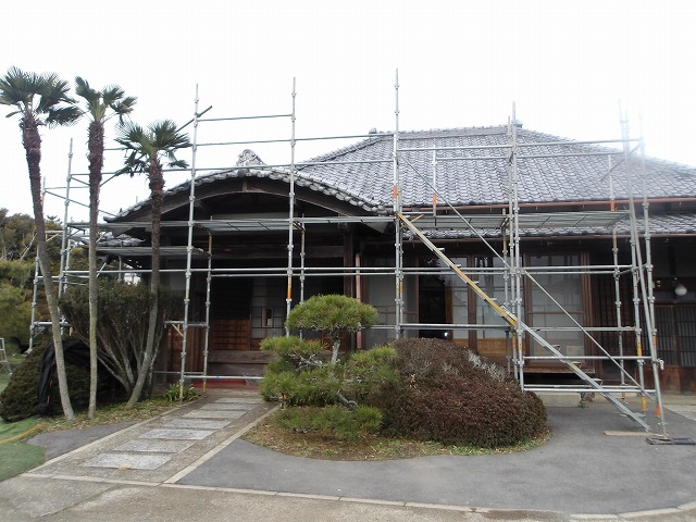 雨漏れしている建物