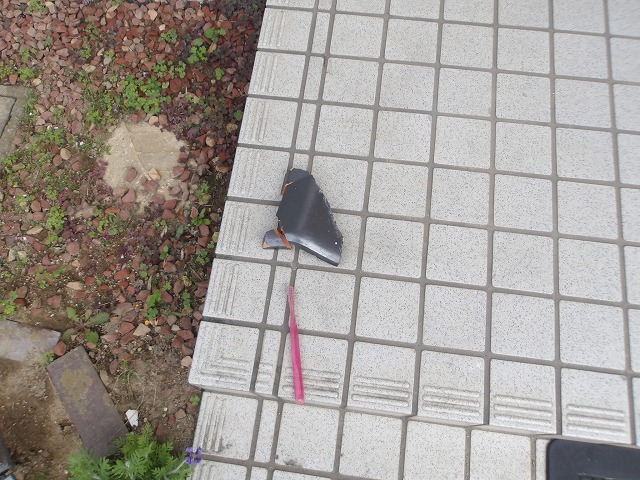 二階から落ちた瓦