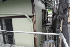 経年劣化した戸袋側板