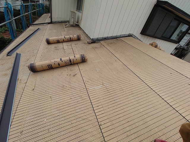 新しく下葺き材を重ね葺き